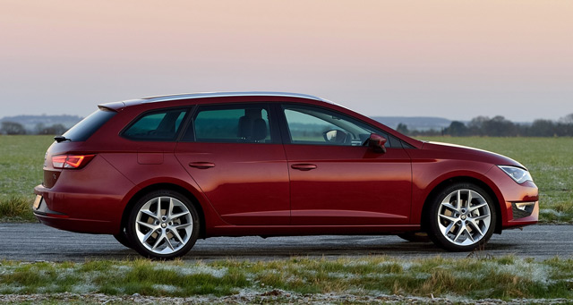 Автомобиль Seat Leon ST FR: вид сбоку Автомобиль Seat Leon ST FR: вид сбоку