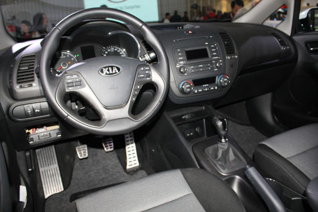 В салоне KIA Cerato есть всё необходимое для комфортной и безопасной езды