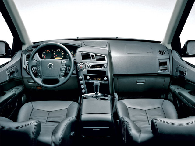 В салоне автомобиля SsangYong Kyron