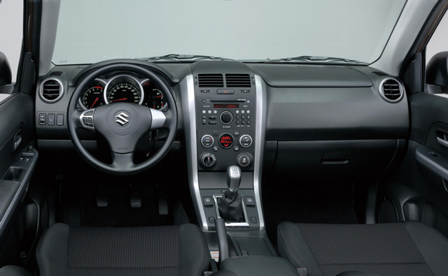 В салоне автомобиля Suzuki Grand Vitara
