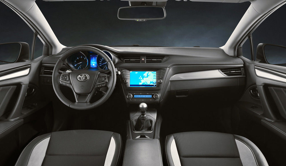 В салоне автомобиля Toyota Avensis