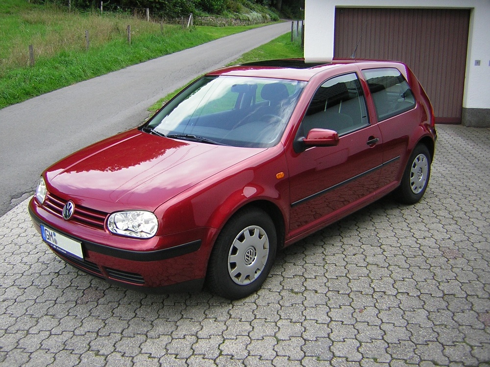 Красный Volkswagen Golf 4