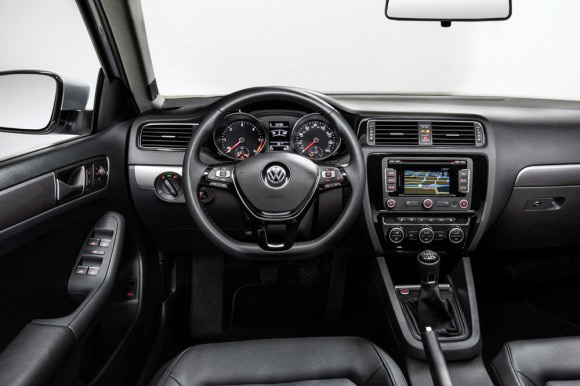 Салон автомобиля Volkswagen Jetta сочетает в себе простор и комфортабельность