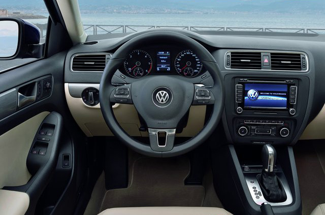 Салон Volkswagen Jetta порадует вас качеством отделки и удобными элементами управления