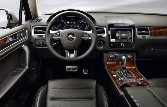 Volkswagen Touareg может похвастаться дорогим и изысканным салоном